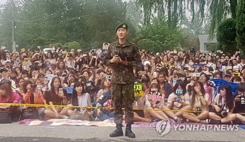 In this photo released by Label SJ, Eunhyuk, a member of the K-pop boy group Super Junior, speaks in front of a military unit in Wonju, east of Seoul, on July 12, 2017, after being discharged from military service. (Yonhap)