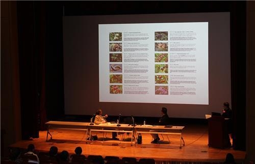 This photo provided by Kukje Gallery in Seoul shows South Korean architect Choi Jae-eun giving a presentation on "Dreaming of Earth" during a press briefing at the Seoul Museum of History on Oct. 25, 2017. (Yonhap)