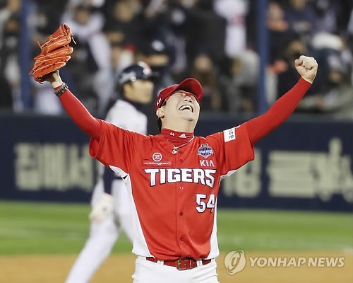 Doosan Bears infielder Hur Kyoung-min voted KBO's top player for July