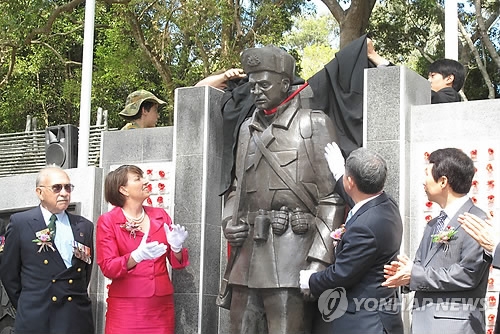 This file photo provided by the Ministry of Patriots and Veterans Affairs shows a dedication ceremony of the Gold Coast Korean War Memorial in Australia in August 2011. (Yonhap)