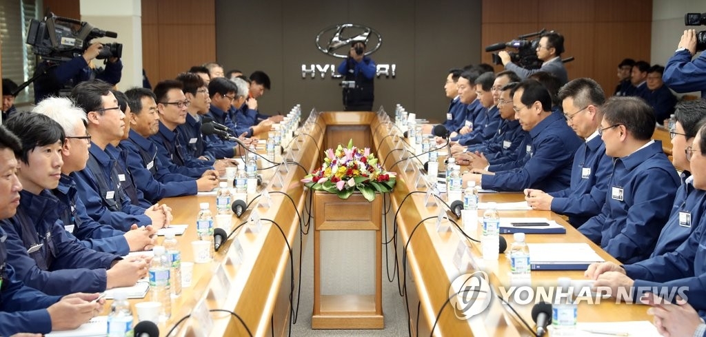 In this photo taken Oct. 31, 2017, representatives from Hyundai Motor and its union resume this year's wage talks. (Yonhap)