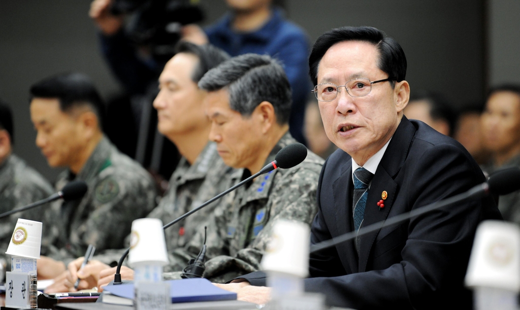 South Korean Defense Minister Song Young-moo (R) holds a meeting with top military commanders at the defense ministry building in Seoul on Dec. 8, 2017, in this photo provided by the ministry. (Yonhap)
