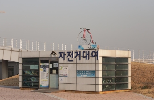 A bicycle rental shop along the Ara Waterway (Yonhap) 