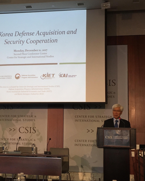 Jeon Jei-guk, head of the Defense Acquisition Program Administration (DAPA), delivers a keynote speech at a forum on South Korea-U.S. defense industry cooperation in Washington, D.C. on Dec. 11, 2017, (local time) in this photo provided by DAPA. (Yonhap) 