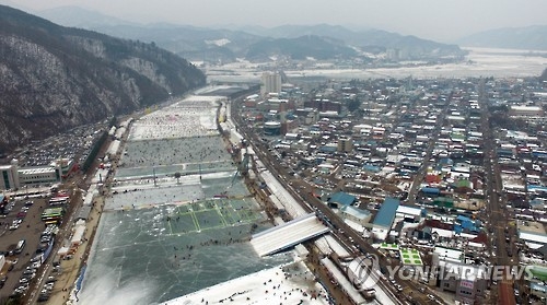 This 2017 file photo shows visitors fishing for "sancheoneo," a type of mountain trout, during the annual Hwacheon Sancheoneo Ice Festival in Hwacheon, some 120 kilometers northeast of Seoul. (Yonhap)