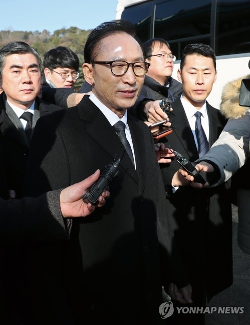 Former President Lee Myung-bak answers reporters' questions after visiting the National Cemetery in Seoul on Jan. 1, 2018. (Yonhap) 