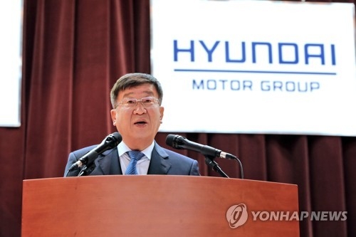 In this photo taken on Jan. 2, 2018, and provided by Hyundai Motor Co., Hyundai Motor Vice Chairman Yoon Yeo-chul delivers a New Year speech to employees at the carmaker's headquarters in Yangjae, southern Seoul. (Yonhap)