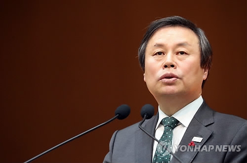 Do Jong-hwan, minister of culture, sports and tourism, gives his New Year's address to his staff at the ministry's headquarters in Sejong on Jan. 2, 2018. (Yonhap)