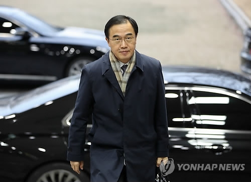 Unification Minister Cho Myoung-gyon, South Korea's chief delegate to the first high-level inter-Korean talks in more than two years, reports to work at his office in downtown Seoul on Jan. 8, 2018, the eve of the planned meeting at the border village of Panmunjom to discuss Pyongyang's possible participation in the Feb. 9-25 PyeongChang Winter Olympics. (Yonhap)