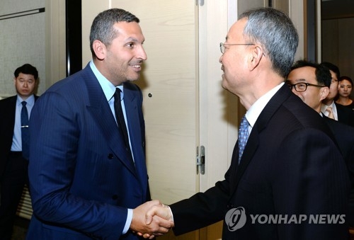 Paik Un-gyu (R), South Korean minister of trade, industry and energy, shakes hands with Khaldoon Khalifa Al Mubarak (L), chairman of the Executive Affairs Authority of Abu Dhabi, ahead of their meeting in Seoul on Jan. 9, 2018, in this photo provided by the ministry. (Yonhap) 
