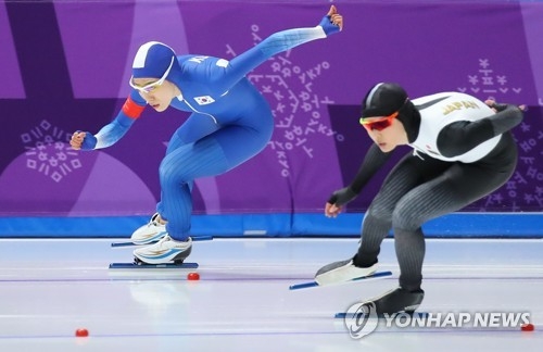 South Korea's Lee Sang-hwa (L) skates in the women's 500m speed skating race of the PyeongChang Winter Olympics at the Gangneung Oval on Feb 18, 2018. (Yonhap)