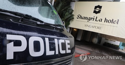 A police car is parked in front of the Shangri-La Hotel on June 1, 2018. (Yonhap)
