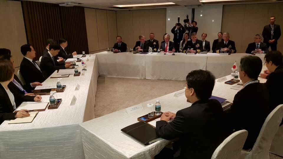 The defense chiefs of South Korea, the U.S. and Japan hold talks in Singapore on June, 3, 3018. (Yonhap)