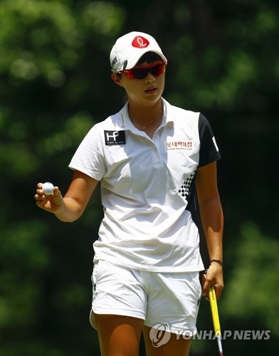 In this Associated Press photo, Kim Hyo-joo of South Korea acknowledges the crowd after making a birdie at the first hole during the final round of the U.S. Women's Open at Shoal Creek Golf and Country Club in Shoal Creek, Alabama, on June 3, 2018. (Yonhap)