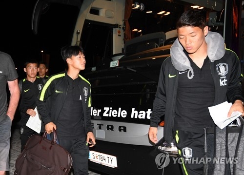 South Korea national football team members get off the bus after they arrive at their pre-World Cup training camp in Leogang, Austria, on June 3, 2018. (Yonhap)
