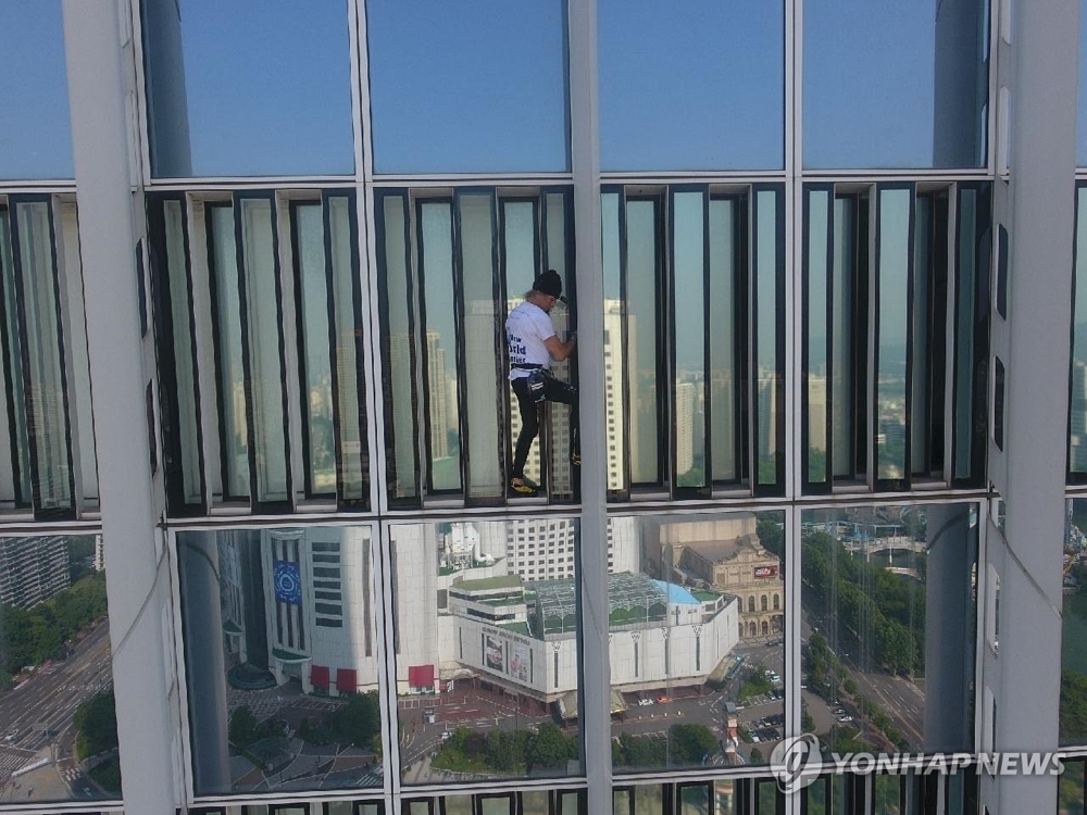 'French Spider-Man' arrested for illegally climbing Seoul's skyscraper