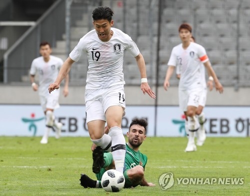 South Korea's Son Heung-min (C) controls the ball during a friendly against Bolivia in Innsbruck, Austria, on June 7, 2018. (Yonhap)