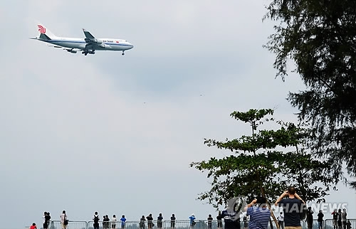 An Air China plane believed to have North Korean leader Kim Jong-un on board makes its final approach into Changi Airport in Singapore on June 10, 2018. (Yonhap) 