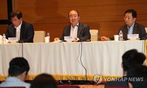 Jung Sung-leep (C), president and CEO of Daewoo Shipbuilding Marine & Engineering Co., attends a news conference at the company's main office in Seoul on June 11, 2018. (Yonhap)