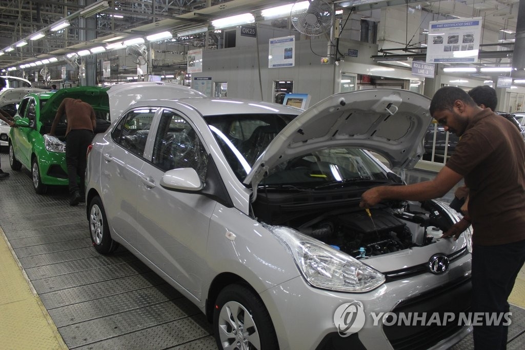 In this photo taken March 26, 2016, Indian employees work at the assembly line of Hyundai Motor's plant in Chennai. (Yonhap)