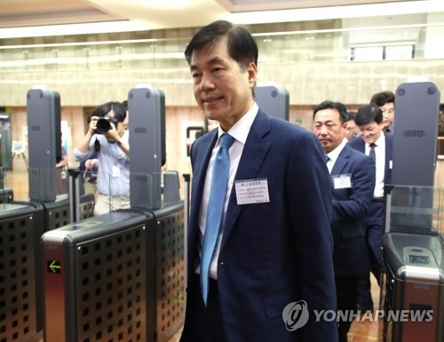 Samsung BioLogics Co. CEO Kim Tae-han enters the government complex building in Seoul on July 4, 2018, to attend the regulator's review session on the company's alleged accounting fraud scheme. (Yonhap)