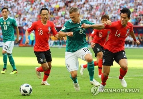 This file photo taken on June 27, 2018, shows South Korea's Hong Chul (R) defending Germany's Joshua Kimmich during the 2018 FIFA World Cup Group F match between South Korea and Germany at Kazan Arena in Kazan, Russia. (Yonhap)
