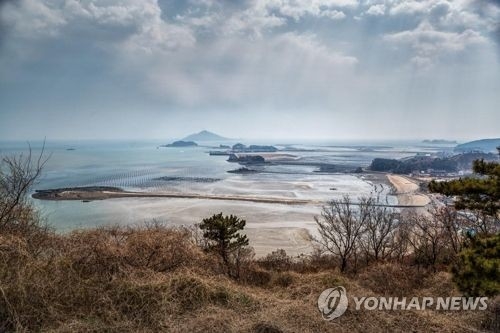A mudflat surrounding Yeonpyeong Island in the Yellow Sea is shown in this photo provided by the National Folk Museum of Korea on July 5, 2018. (Yonhap) 