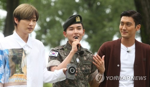 Super Junior members Eunhyuk (from L), Ryeowook and Siwon address fans and journalists after Ryeowook was discharged from the military on July 10, 2018. (Yonhap)