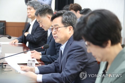 Finance Minister Kim Dong-yeon (2nd from R) speaks during an economy-related ministers meeting in Seoul on July 12, 2018. (Yonhap)