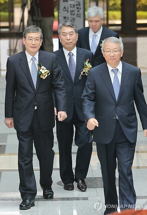 The photo filed Aug. 6, 2012, shows then-Supreme Court Chief Justice Yang Sung-tae (R) and Justice Ko Young-han (L), who had just been appointed, as they arrive at the inauguration ceremony of new top court judges in the Supreme Court of Korea in southern Seoul. (Yonhap) 