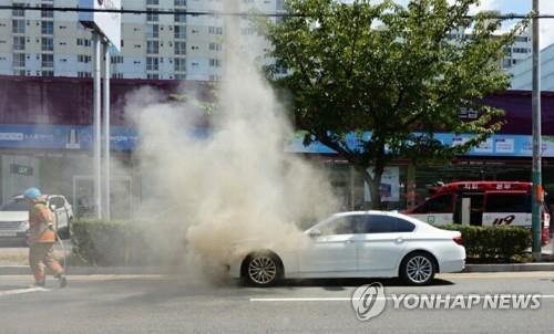 Smoke billows from a BMW 520d sedan on a road in Mokpo on Aug. 4, 2018, in this photo provided by the fire department. (Yonhap)