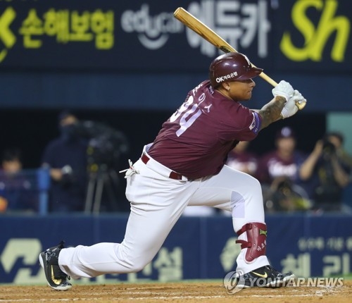 In this file photo from June 19, 2018, Michael Choice of the Nexen Heroes gets a base hit against the Doosan Bears in the top of the 10th inning of their Korea Baseball Organization regular season game at Jamsil Stadium in Seoul. Choice was waived by the Heroes on Aug. 7, 2018. (Yonhap)