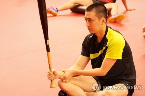 South Korean table tennis player Jeoung Young-sik works with a baseball bat to strengthen his wrist at the Jincheon National Training Center in Jincheon, 90 kilometers south of Seoul, on Aug. 8, 2018. (Yonhap)