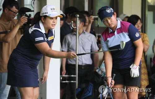 South Korean golfer Park In-bee (L) works with a junior player during a clinic at Ora Country Club in Jeju, Jeju Island, on Aug. 9, 2018. (Yonhap) 