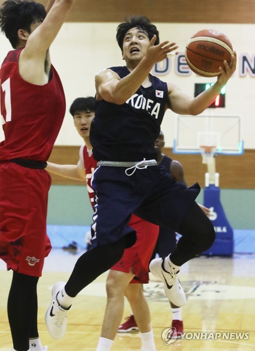 In this file photo from Aug. 8, 2018, Heo Hoon (R), a point guard on the South Korean men's national basketbal team, attemps a lay up in a practice game against the Korean Basketball League club KT Sonicboom in Suwon, 45 kilometers south of Seoul, in preparation for the Aug. 18-Sept. 2 Asian Games in Indonesia. (Yonhap)