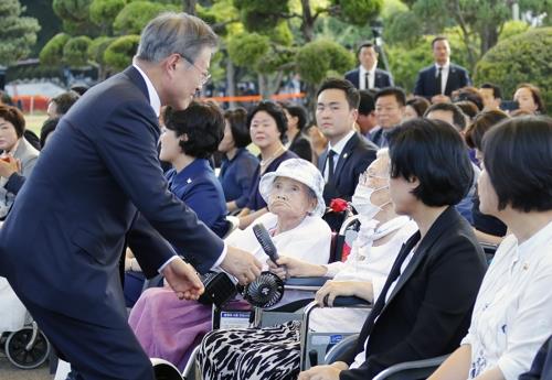 (LEAD) Moon says 'comfort women' issue cannot be resolved diplomatically