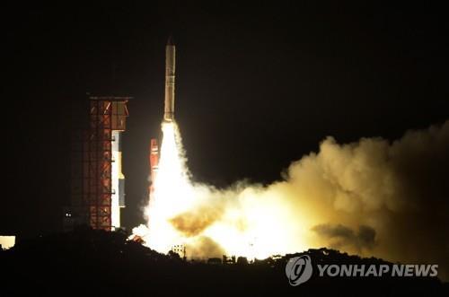 (LEAD) S. Korea in talks with U.S. over solid-fuel rocket development