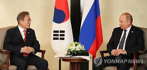 South Korean President Moon Jae-in and his Russian counterpart, Vladimir Putin, hold talks in Singapore on Nov. 14, 2018. (Yonhap)