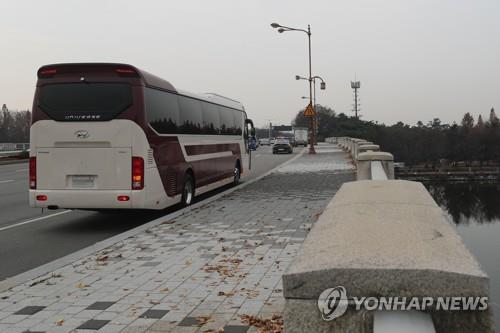 A bus carrying North Korean officials stops on a bridge overlooking Ilsan Lake Park in Goyang, north of Seoul, on Nov. 16, 2018. (Yonhap)