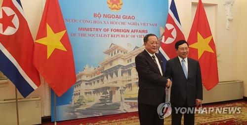 North Korean Foreign Minister Ri Yong-ho (L) shakes hands with Vietnam's Foreign Minister Pham Binh Minh during a meeting in Hanoi on Nov. 30, 2018. (Yonhap)
