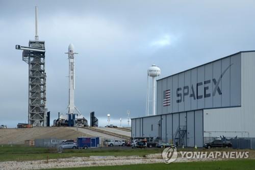 The Falcon 9, developed by American rocket company SpaceX, perches on the launch pad at Vandenberg Air Force Base in California on Dec. 2, 2018. The reusable rocket successfully lifted off Monday, carrying 64 satellites, including the Next Sat-1. (Yonhap)