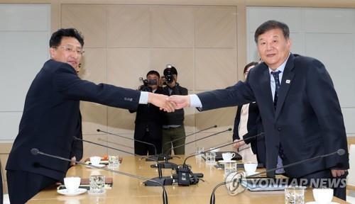 In this Joint Press Corps photo taken Nov. 2, 2018, North Korean Vice Sports Minister Won Kil-u (L) and his South Korean counterpart, Roh Tae-kang, shake hands during their sports talks at the joint liaison office in Kaesong, North Korea. (Yonhap)
