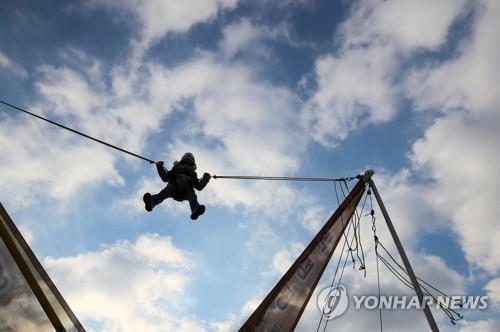 This photo taken Jan. 1, 2019, shows a child enjoying a ride at a riverside park in Seoul. (Yonhap)