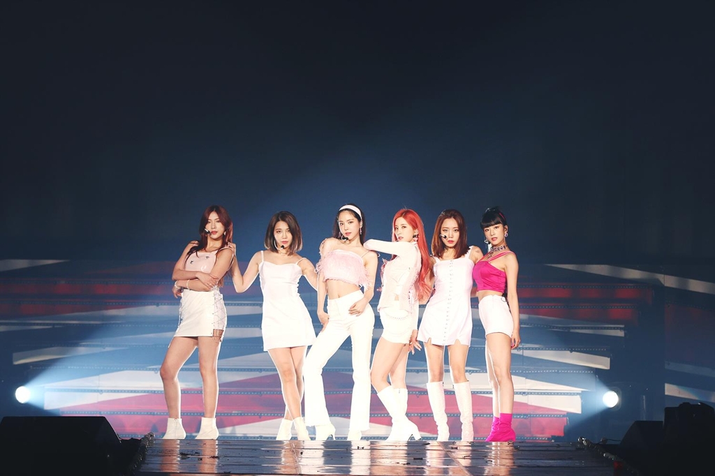 This image of the Apink concert "2019 PINK COLLECTION: RED & WHITE," held on Jan. 5, 2019, at Olympic Park in Seoul, is provided by Plan A Entertainment. (Yonhap)
