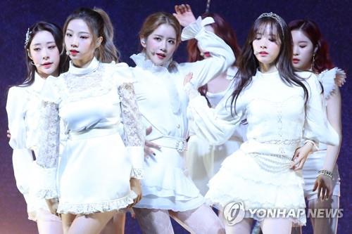 Cosmic Girls showcase their new song "La La Love" during a media event to announce the release of their new album "WJ Stay?" on Jan. 8, 2019. (Yonhap)