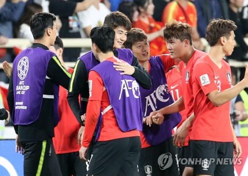 In this file photo, taken on Jan. 16, 2019, South Korea's Ki Sung-yueng (C) hugs his teammates after his side's 2-0 win over China at the 2019 AFC Asian Cup in the United Arab Emirates. (Yonhap)