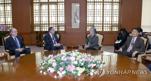 South Korean Foreign Minister Kang Kyung-wha (2nd from R) talks with Timothy Betts, the top U.S. negotiator in defense-cost talks between the allies, in Seoul on Feb. 10, 2019. (Yonhap)