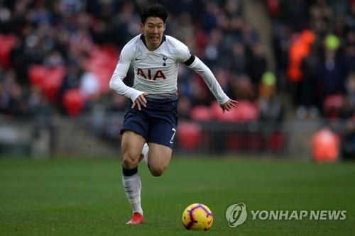 This AFP photo shows Tottenham Hotspur's South Korean forward Son Heung-min running with the ball during the English Premier League football match between Tottenham Hotspur and Leicester City at Wembley Stadium in London, on February 10, 2019. (Yonhap)