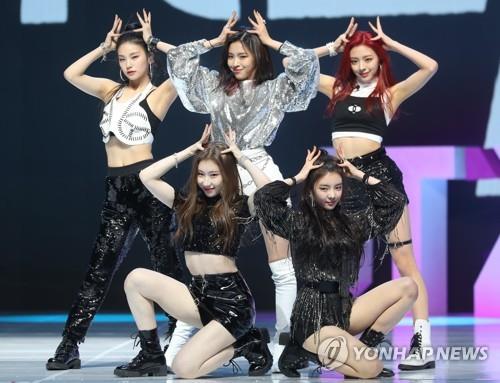 ITZY, a rookie girl band formed by JYP Entertainment, performs during its debut showcase on in Seoul Jan. 12, 2019. (Yonhap)