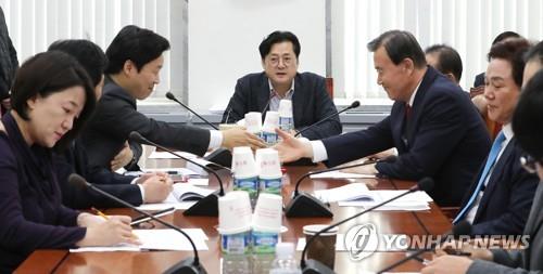Ruling and opposition lawmakers greet each other at the bill review subcommittee of the National Assembly's interior and safety committee in Seoul on March 8, 2019. (Yonhap) 